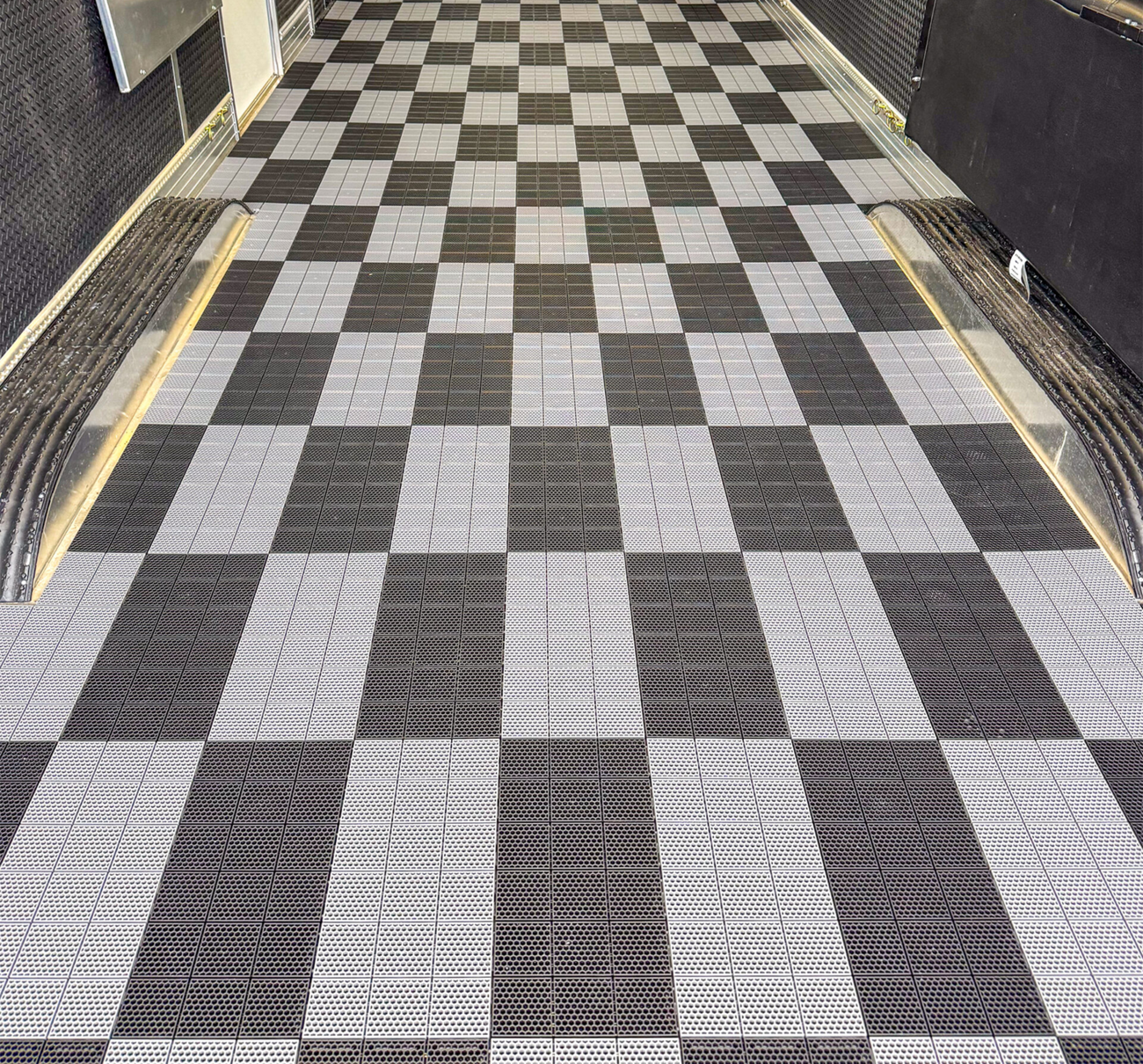 CALIBER ProTech Flooring - Smooth / Light Gray / 24 Piece 3902-0314