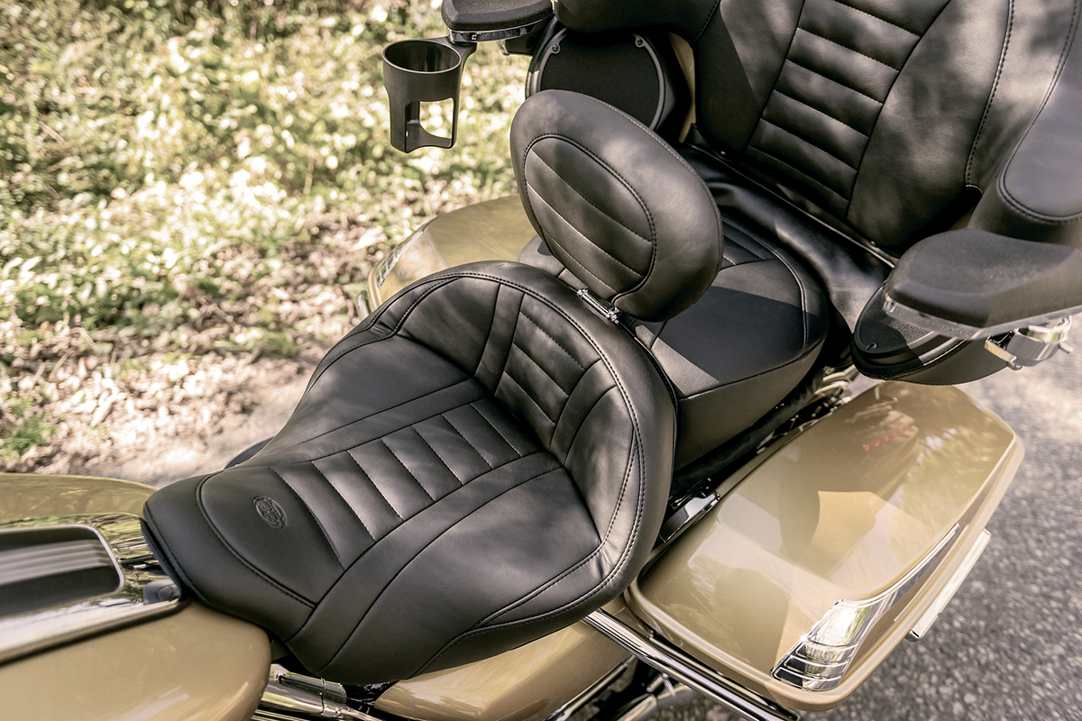 MUSTANG One-Piece Deluxe 2-Up Touring Seat - Deluxe Touring Seat / FL '08-'25 0801-0962