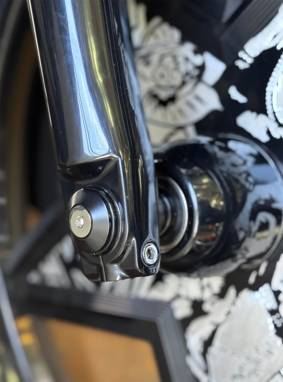 PAUL YAFFE BAGGER NATION Y-Axle Custom Front Axle Kit with Smooth Style Axle Cover