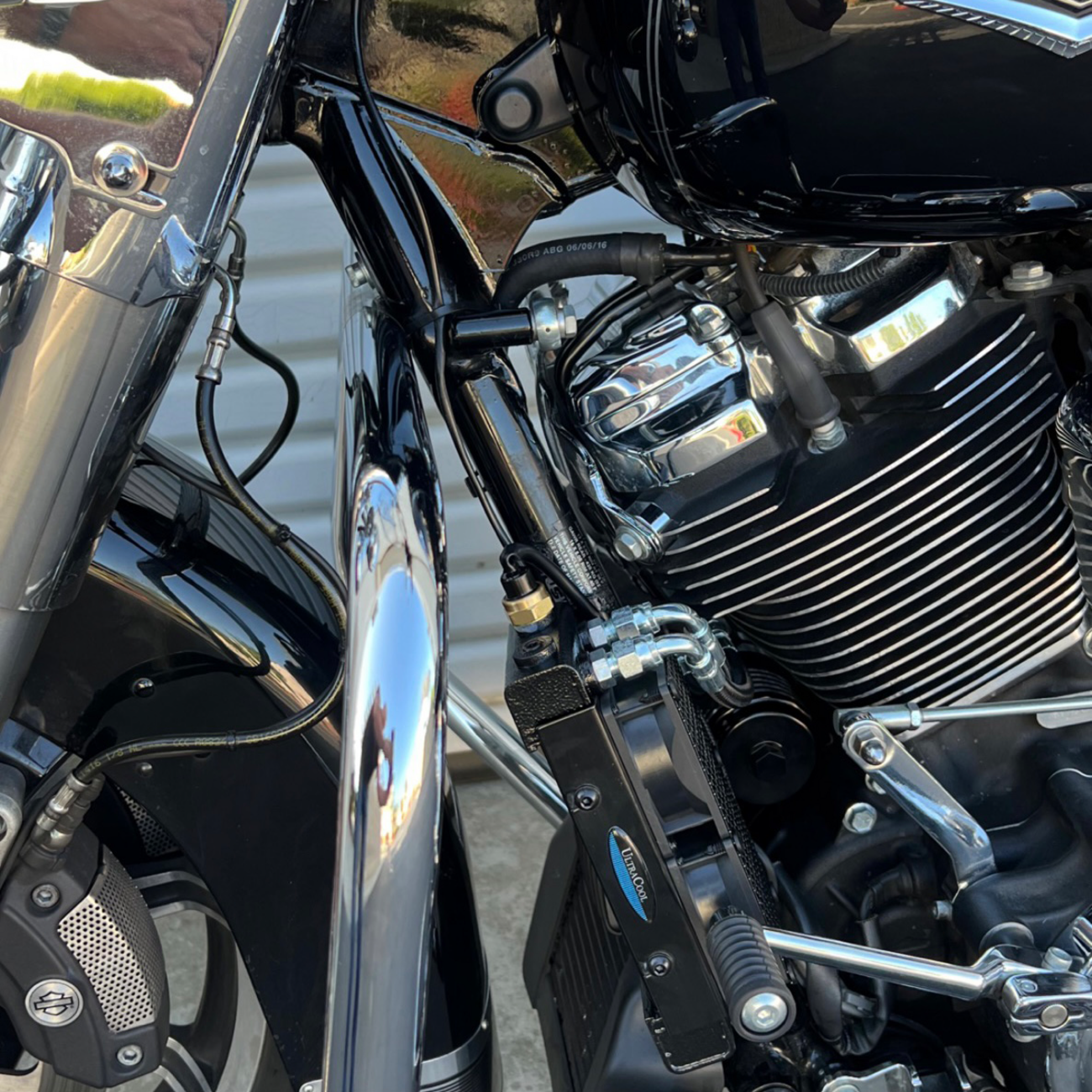 ULTRACOOL Oil Cooler Kit - Naked / Black / Softail/Touring/Trike 0713-0226